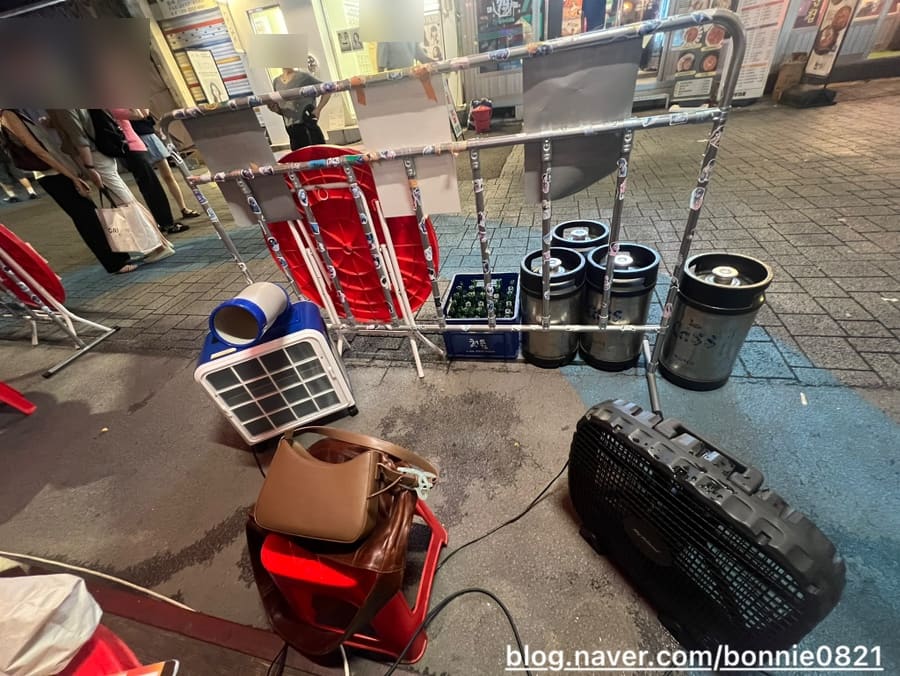7월 방문자는 바깥 야장 스타일의 자리에 앉았고, 강력한 선풍기와 냉풍기 덕분에 전혀 덥지 않고 오히려 시원했다고 적었습니다.