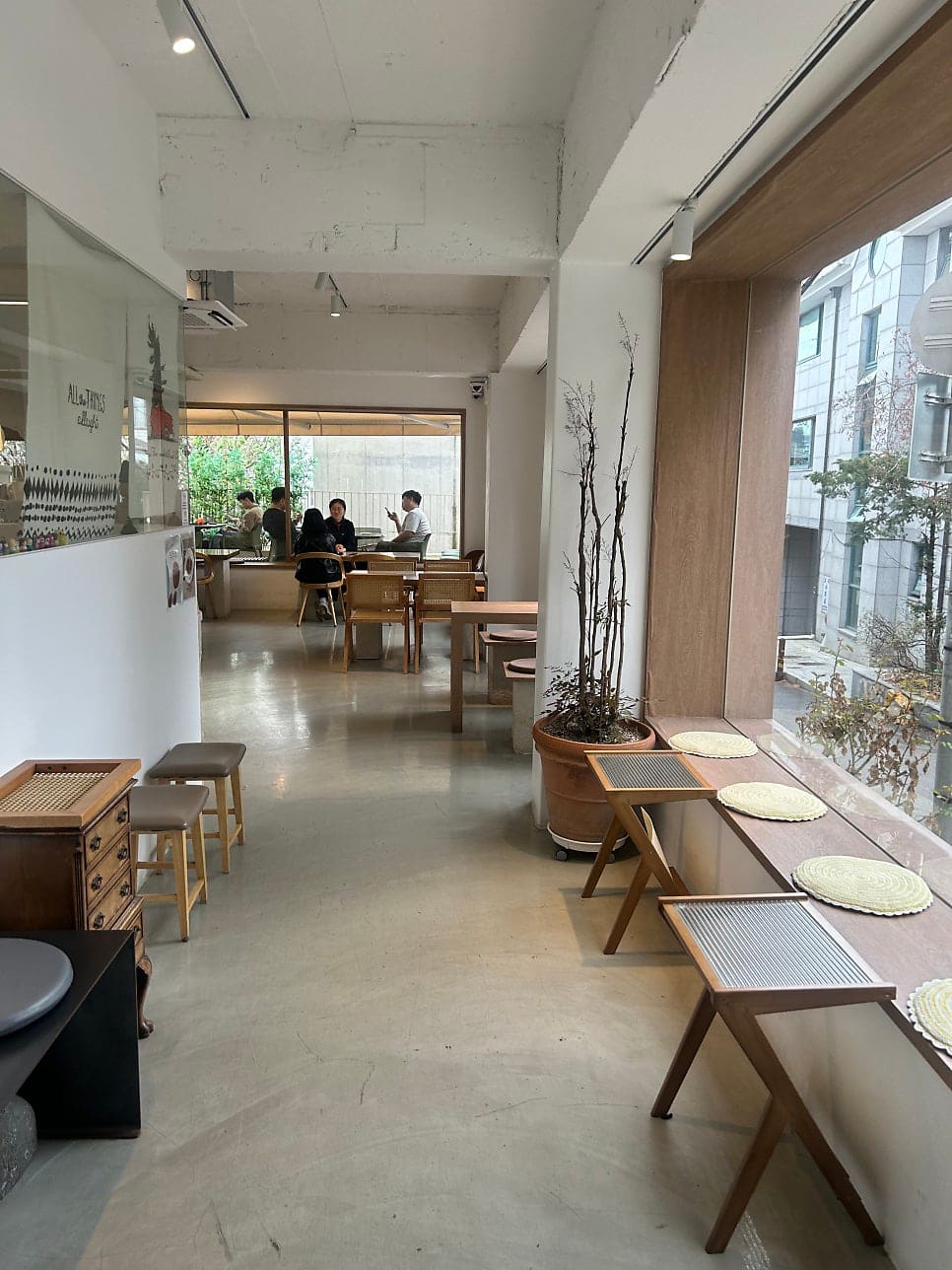 신당동 골목에 들어온 새로운 카페들. 차분한 분위기 속에서 깊게 생각하거나 누군가와 마주할 수 있는 공간들. 숯불과 시장의 향 사이에서, 새로운 감각이 천천히 스며든다.