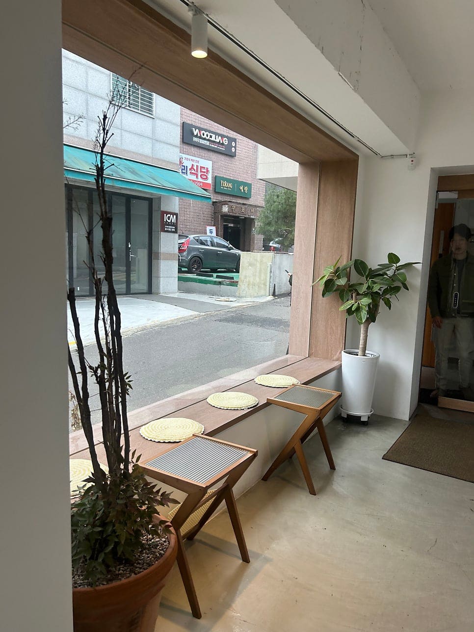신당동 골목에 들어온 새로운 카페들. 차분한 분위기 속에서 깊게 생각하거나 누군가와 마주할 수 있는 공간들. 숯불과 시장의 향 사이에서, 새로운 감각이 천천히 스며든다.
