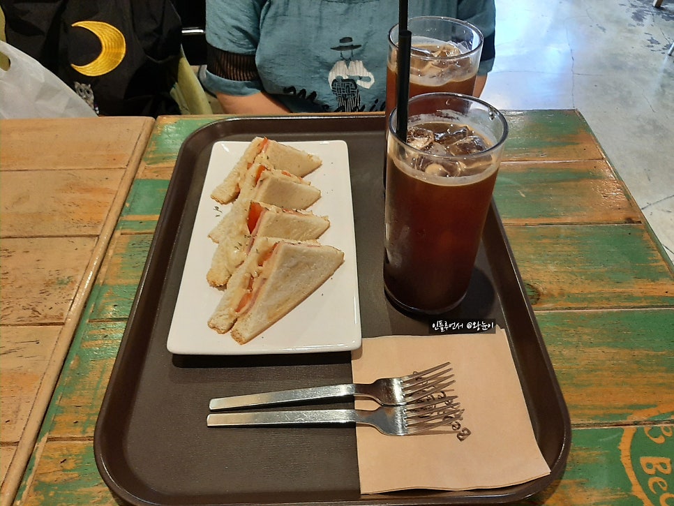 ekdrl1004은 아메리카노와 모짜렐라 샌드위치를 묶은 세트를 주문했는데, 사장님이 직접 테이블로 가져다주셨다고 적었습니다.