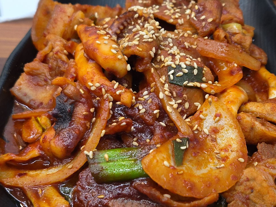 mill59는 2만 원짜리 오징어 제육볶음 2인분이 비주얼과 맛에 비하면 가격이 미안해질 정도라고 적었습니다. 사진에는 참깨를 뿌린 매콤달콤한 오징어 제육볶음 클로즈업과,