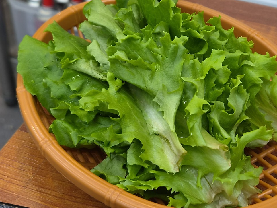 mill59는 2만 원짜리 오징어 제육볶음 2인분이 비주얼과 맛에 비하면 가격이 미안해질 정도라고 적었습니다. 사진에는 참깨를 뿌린 매콤달콤한 오징어 제육볶음 클로즈업과,