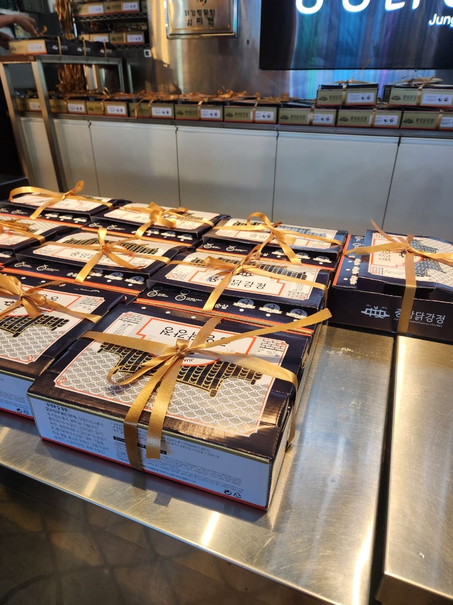 kmvine25가 매장 모니터를 찍은 사진에는 콤보 보통맛과 순살보통맛이 접시에 담겨 메뉴 사진으로 걸려 있습니다.