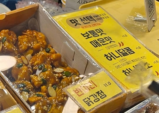 youthhh가 찍은 조리대 안쪽에는 빨간 모자를 쓴 직원이 철판 앞에서 바쁘게 손을 움직이고 있고, 그 옆으로 '뚝이네 튀김' 메뉴판과 동료 직원들이 함께 담겼습니다.