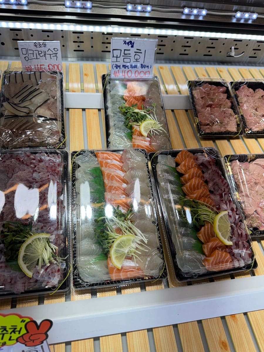 kavange가 가까이서 찍은 좌판에는 말린 가자미와 오징어, 쥐포가 저마다 다른 포장으로 쌓여 있습니다.