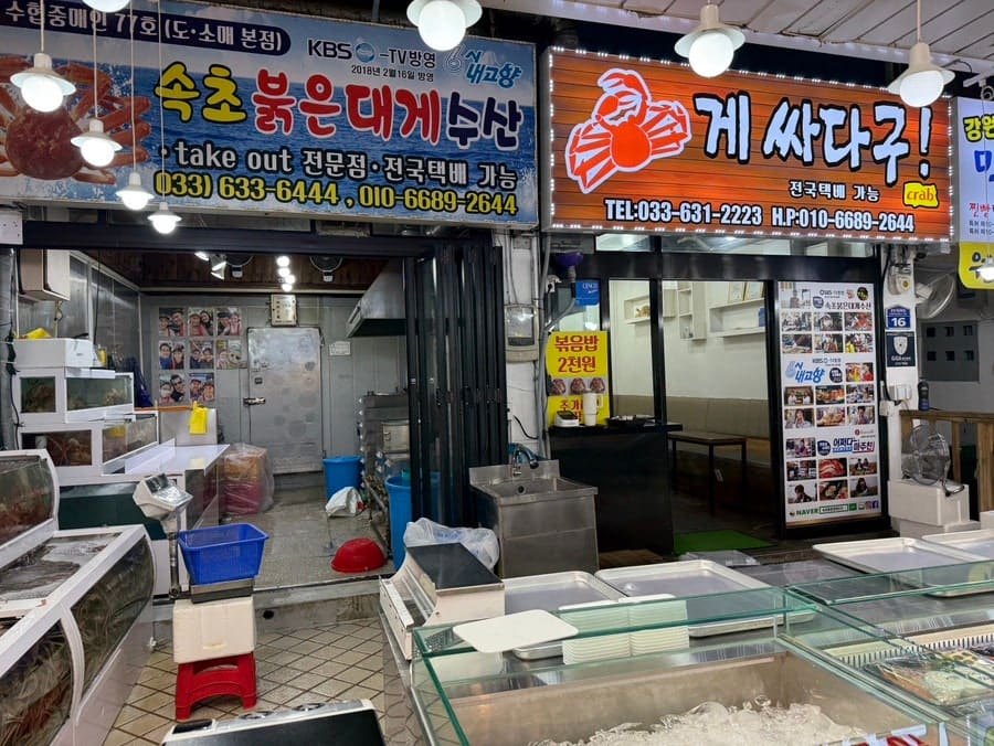 totorol81이 가게 문 앞에서 찍은 사진에는 안쪽 작업대와 냉동고, 벽에 붙은 오래된 사진들이 그대로 담겼습니다.