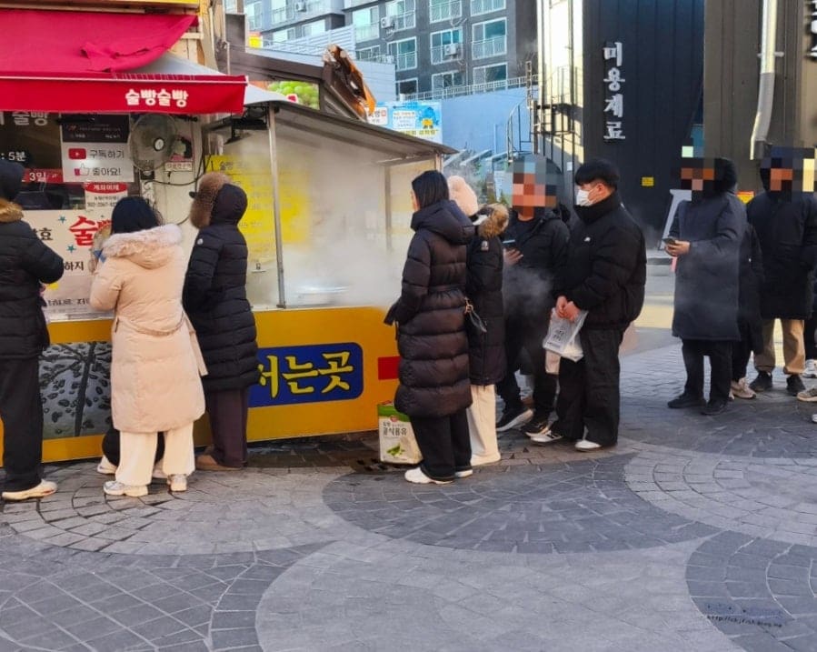 chjfish가 겨울 외투 차림의 사람들 뒤에서 찍은 사진에는 '술빵'이라 적힌 노점 앞으로 줄이 길게 늘어서 있습니다.