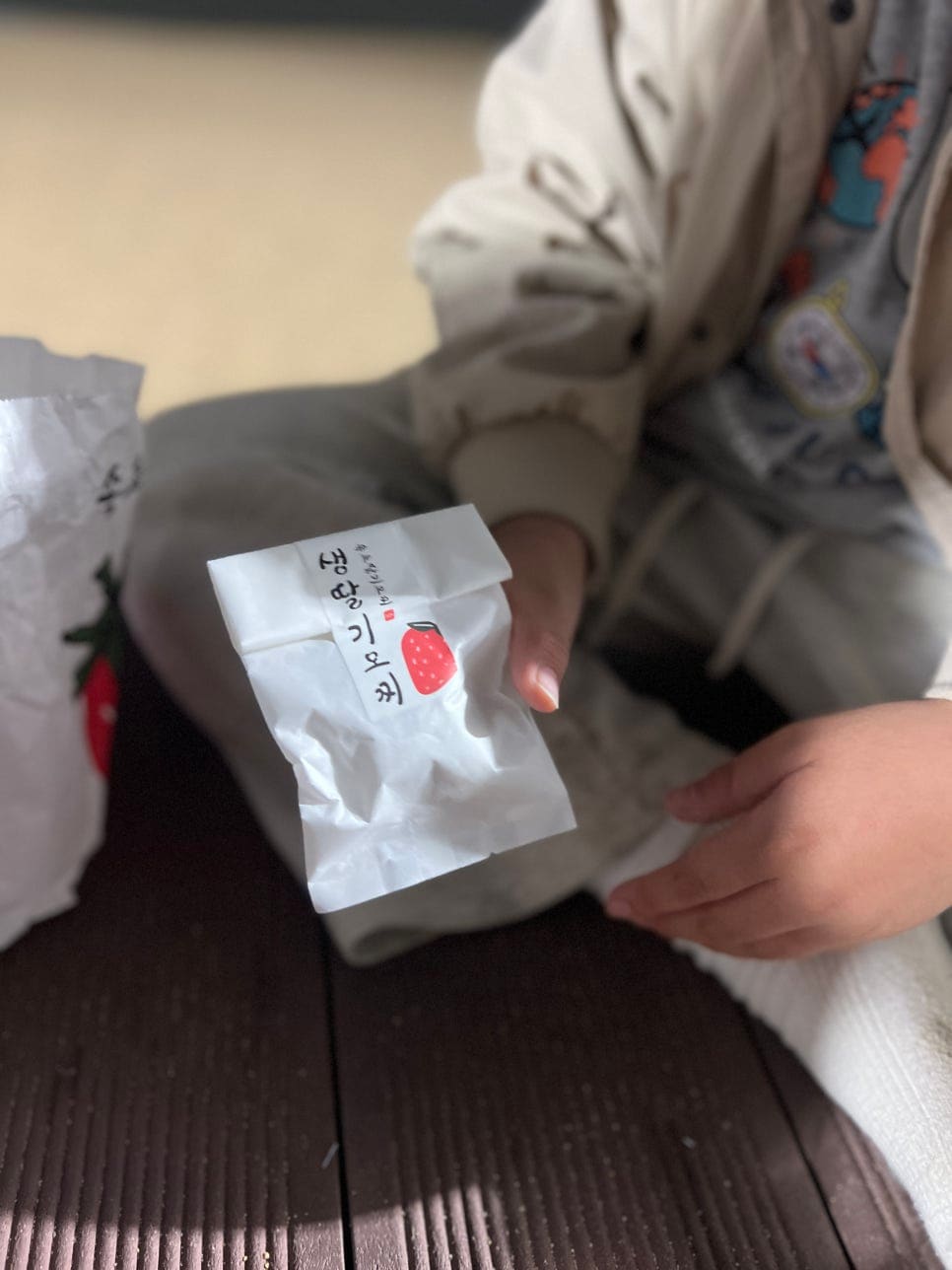 na0179가 찍은 진열대에는 딸기 그림이 그려진 흰 포장지에 싸인 모찌가 줄지어 놓여 있습니다.