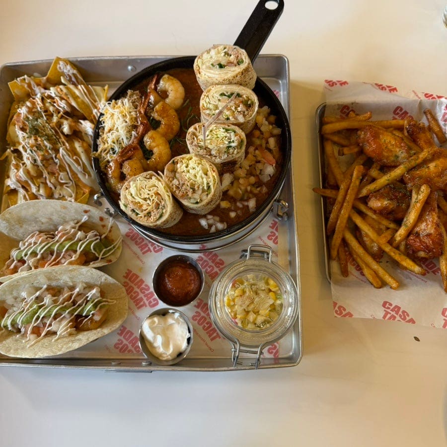 jyou12222가 찍은 테이블 세팅과 실제 주문한 한 상입니다. 냅킨에 찍힌 'CASA DE TACO' 로고가 선명하고, 타코와 새우 브리또,