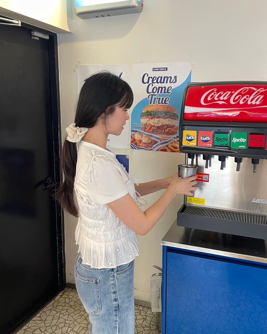 seunene이 담은 음료 디스펜서입니다. 직접 따라 마실 수 있어서, 늘 마시던 음료 대신 애정하는 환타 파인애플맛으로 골랐다고 적었습니다.