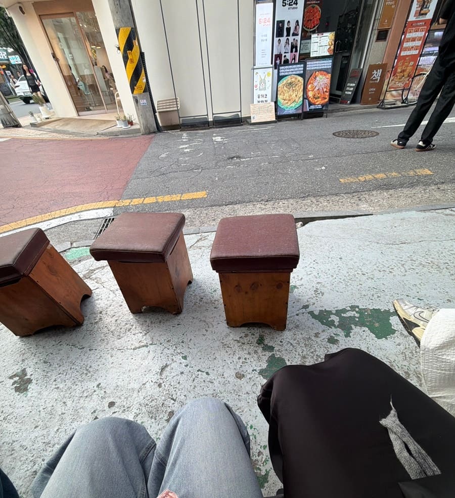 hhsk1123이 찍은 사진입니다. 석촌호수를 산책하다가 저녁 시간에 맞춰 캐치테이블로 예약하고 도착 인증까지 마친 뒤 대기했다고 적었습니다.