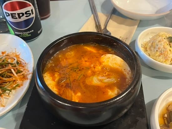 kge030701이 남긴 사진입니다. 세트 메뉴에 함께 나온 순두부찌개는 국물이 칼칼하고 뜨끈해서 고기를 먹다가 한 숟갈씩 곁들이기 좋았다고 적었습니다.