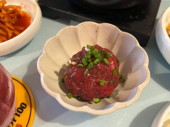 kge030701이 남긴 사진입니다. 세트 메뉴에 함께 나온 순두부찌개는 국물이 칼칼하고 뜨끈해서 고기를 먹다가 한 숟갈씩 곁들이기 좋았다고 적었습니다.