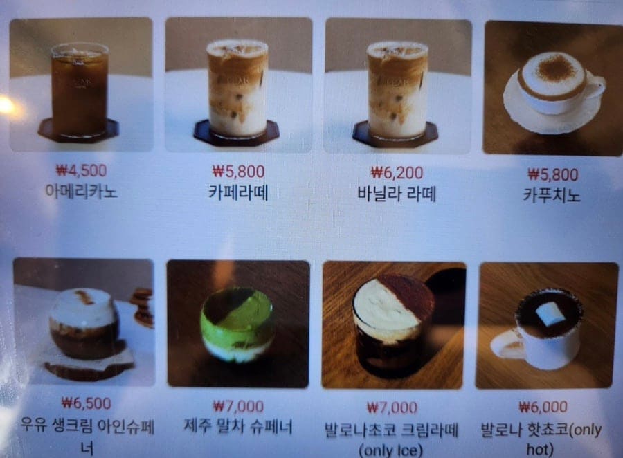 chaexchae가 찍은 앨리스 타일 벽화와 웰컴 선반입니다. 하트, 열쇠 구멍, 회중시계 같은 카드 문양이 타일처럼 그려져 있고,