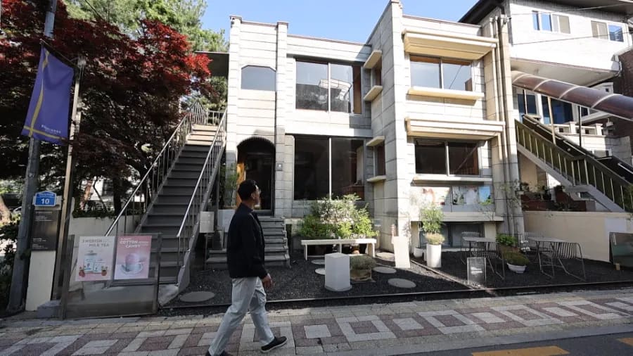 hms3913이 촬영한 송리단길의 건물 외관과 작은 가게 입구입니다. 손글씨 칠판 메뉴와 벽돌 바닥이 이 골목의 오래된 결을 보여줍니다.