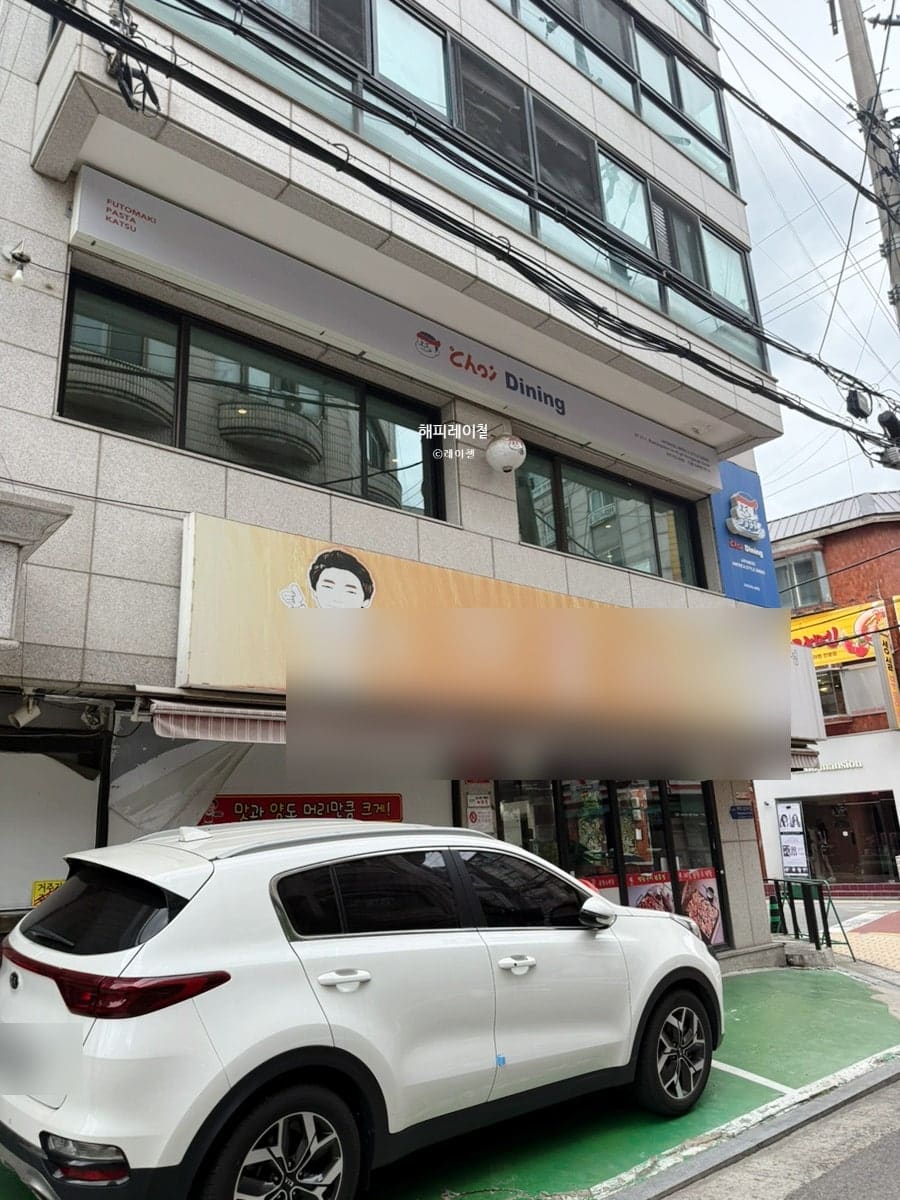 swih가 촬영한 송리단길의 골목 모퉁이입니다. 표지판과 낮은 건물들이 어우러진 이 자리는 큰길에서 한 번 꺾어 들어가야 나오는 조용한 구간입니다.