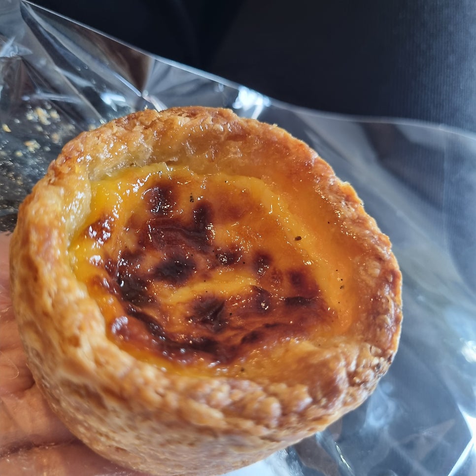 es_favorites는 레모네이드와 아이스커피, 타르트 두 조각과 크림을 채운 소금빵을 한 테이블에 올려 담았습니다.