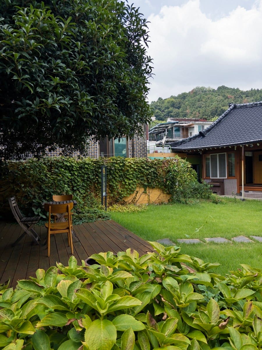 한옥 기와지붕 너머로 낡은 담장과 새로 올린 다세대 주택이 함께 보이는 풍경이 있는가 하면, 등롱 하나가 밝힌 작은 방 안쪽에는 창호문과 소반이 그대로 남아 있다.