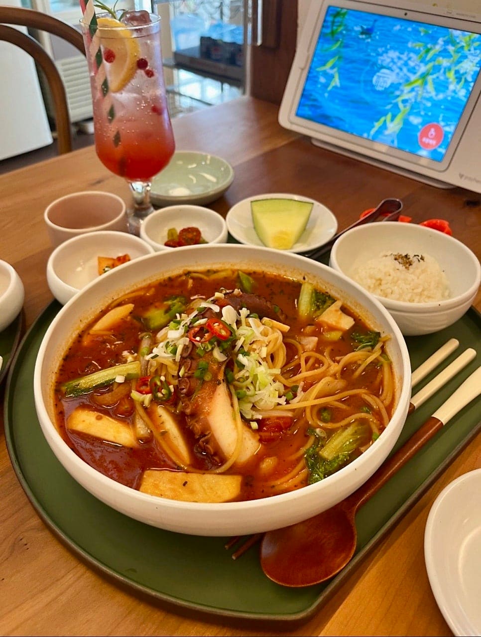 한옥 기와지붕 너머로 낡은 담장과 새로 올린 다세대 주택이 함께 보이는 풍경이 있는가 하면, 등롱 하나가 밝힌 작은 방 안쪽에는 창호문과 소반이 그대로 남아 있다.