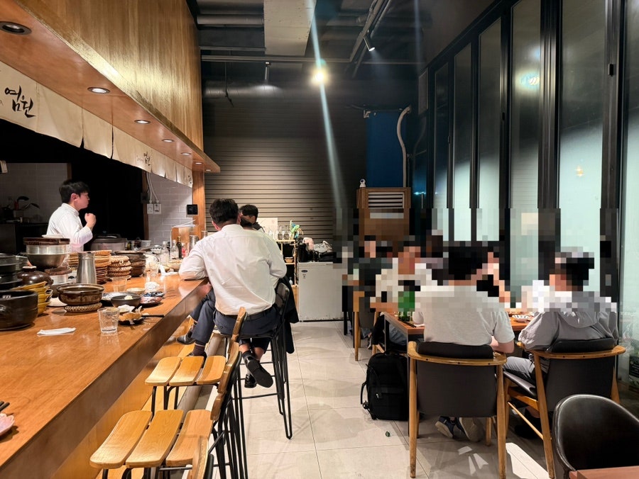 skybeen00은 매장에 들어서자마자 생각보다 분위기가 좋다고 느꼈고, 오픈키친이 길게 이어진 모습이 일본의 작은 다이닝 바 같았다고 적었습니다.