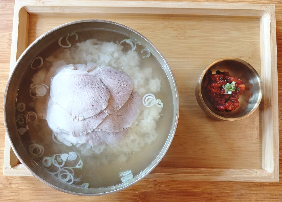 loveu_21은 예전 방문의 기억을 떠올리며 다시 찾은 재방문객이었습니다. 창가 자리에 앉아 하천변의 푸릇한 풍경을 보며 식사했고,