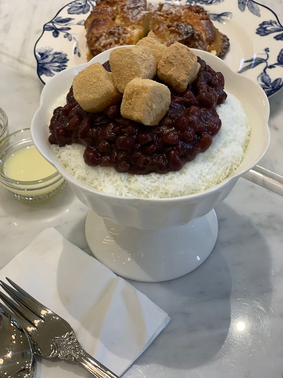 hy_21607은 여름날 친구들과 하루에 카페를 두 곳 도는 두 번째 자리로 이곳을 골라 팥빙수를 시켰습니다. 첫 장은 수제 팥과 큼직한 인절미 떡이 올라간 빙수이고,