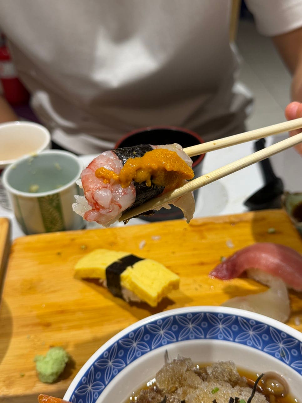 onsun_이 받은 모듬초밥입니다. 장어부터 연어, 광어, 새우, 계란초밥까지 한 접시 가득 담겨 나온 모습에 비주얼부터 압도적이었다고 적었고,