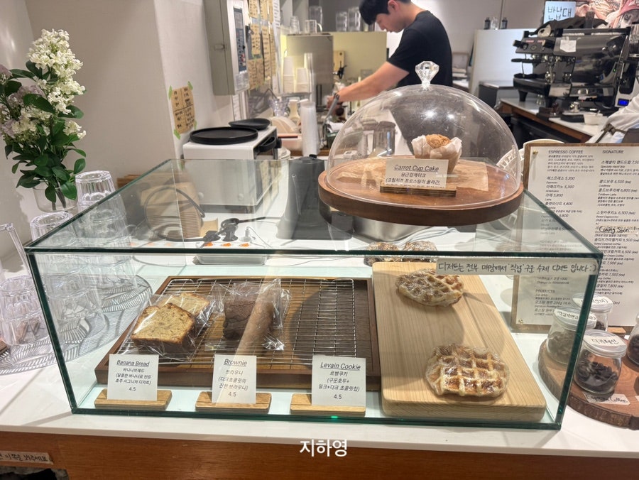 zza00000은 저녁 시간에 들러 파란 SECOND 간판에 불이 들어온 야외 데크부터 눈에 담았습니다. 유리 진열장에 놓인 바나나브레드와 르뱅쿠키,