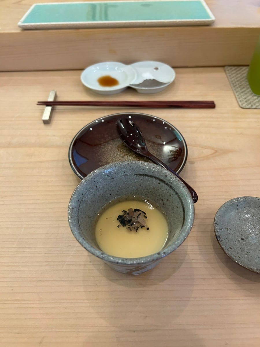 sssssohyun_은 본가 근처의 스시야를 저장만 해 두었다가 평일 낮 타임으로 다녀왔습니다. 첫 장은 산 모양 그림이 든 두 칸짜리 간장종지에 간장이 담긴 자리이고,
