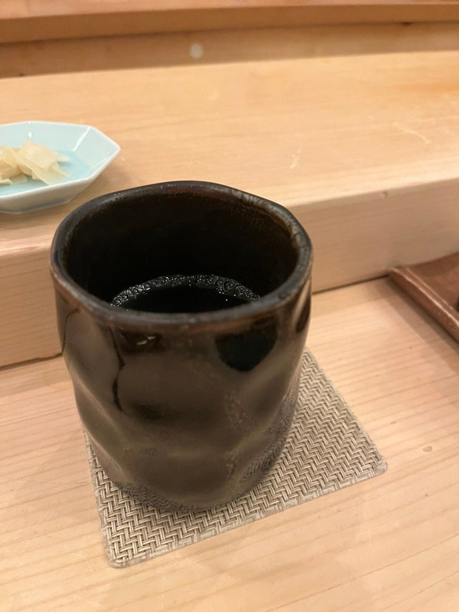 tishow는 재방문이라 지난번의 시원한 녹차 대신 따뜻한 녹차를 골랐고, 사케 한 병은 맛있을 것 같은 것으로 직접 골랐다고 적었습니다.