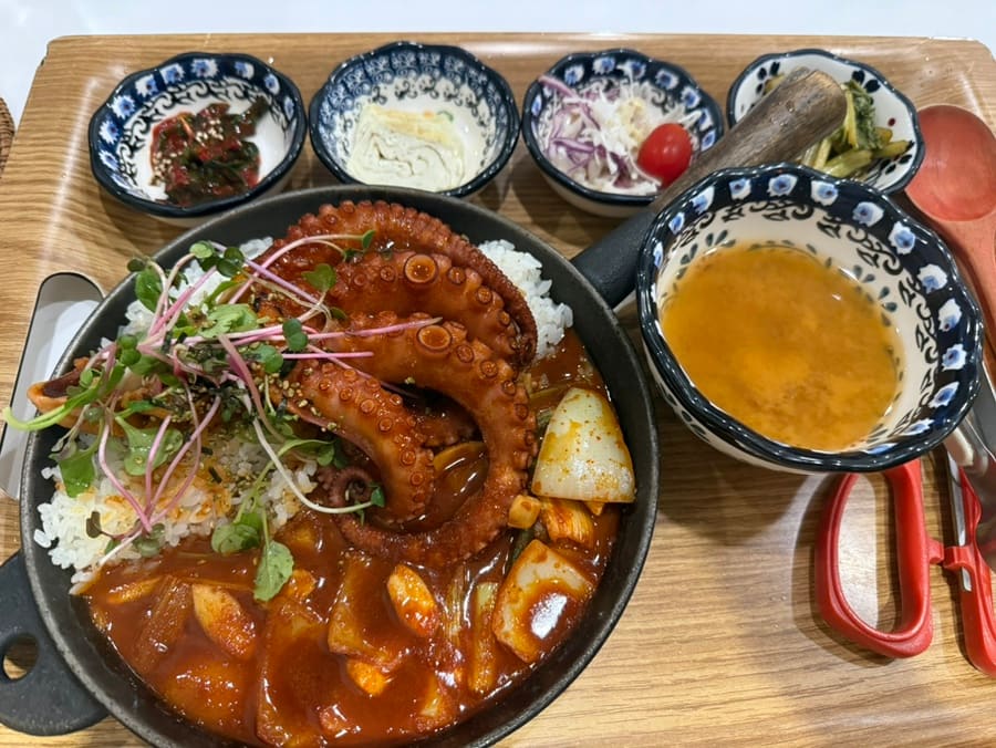 딱새우장 정식. 탱글탱글한 새우에 짭조름한 양념이 어우러진 제주식 해산물 정식