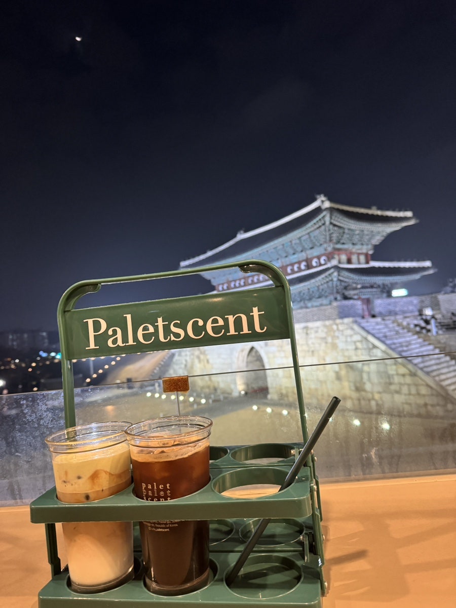 holy_genie는 3층 루프탑에서 바라본 야경이 유독 좋았다고 적었습니다. 매장 로고가 적힌 트레이에 음료를 받아 불 켜진 장안문과 나란히 사진을 남겼고,