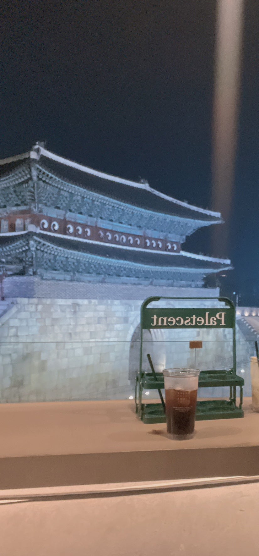 holy_genie는 3층 루프탑에서 바라본 야경이 유독 좋았다고 적었습니다. 매장 로고가 적힌 트레이에 음료를 받아 불 켜진 장안문과 나란히 사진을 남겼고,