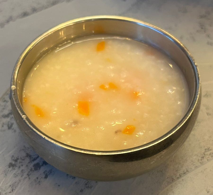 sisi908(흔발자국)이 찍은 사진입니다. 백열등이 매달린 오픈 주방과 긴 테이블, 그리고 상 위에 오른 게살죽까지 담았습니다.
