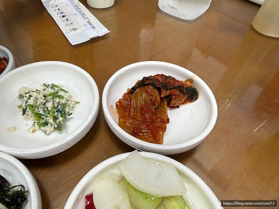 zzezi12가 찍은 반찬 클로즈업입니다. 나물무침과 갓김치, 매콤하게 구운 생선까지 짠맛이 강하지 않아 국물 맛을 해치지 않았다고 적었습니다.