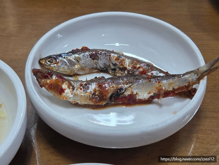 zzezi12가 찍은 반찬 클로즈업입니다. 나물무침과 갓김치, 매콤하게 구운 생선까지 짠맛이 강하지 않아 국물 맛을 해치지 않았다고 적었습니다.