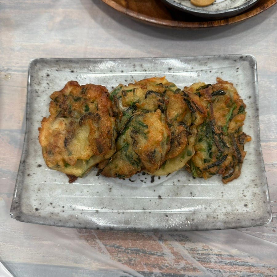 nanni_s가 주말 오후에 방문해 남긴 사진입니다. 굴튀김과 밑반찬이 가득 놓인 상, 그리고 나물을 넣어 부친 전 세 장을 담았는데, 본인은 굴튀김이 특히 맛있었다고 적었습니다.