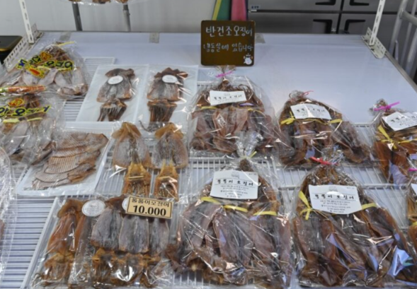 같은 사람이 찍은 반건 오징어 진열대입니다. 가격표가 품목마다 붙어 있는 모습까지 함께 담았습니다.
