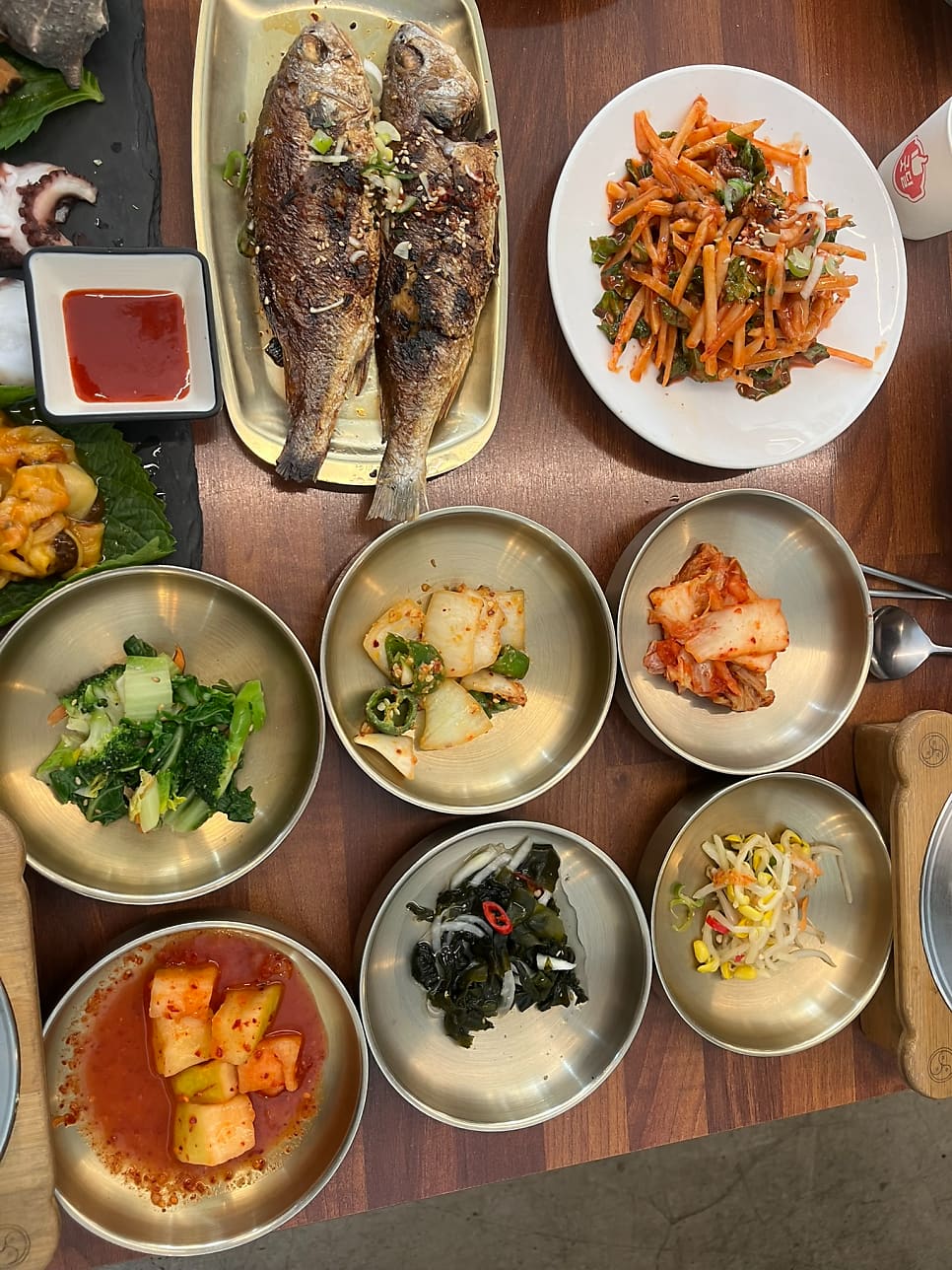 mumu99yy가 남긴 가리비버터구이와 생선구이 상차림입니다. 가리비가 통통하고 마늘후레이크와 버터향 조합이 좋았다고 적었고,