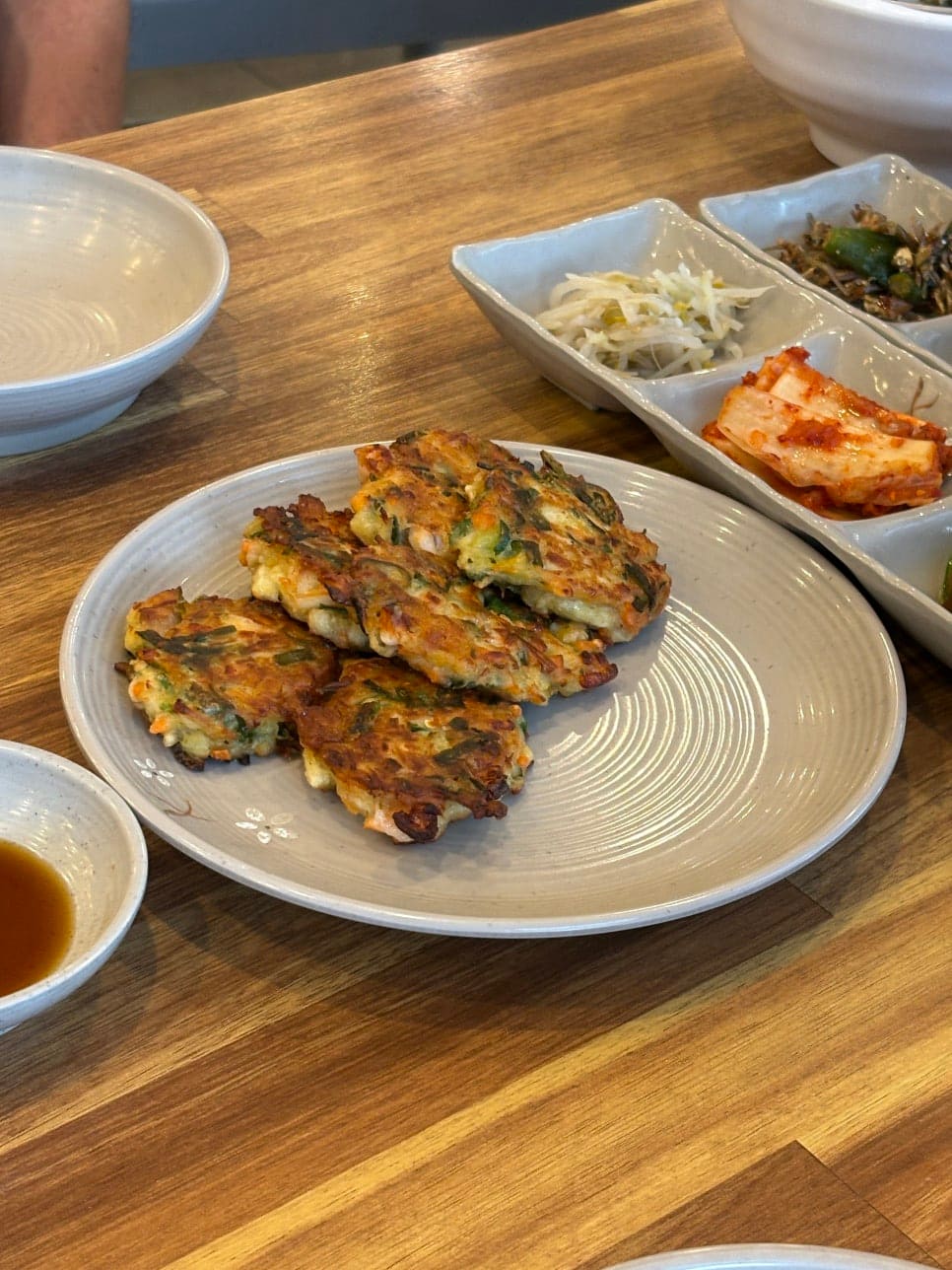 krk981001(로라)이 아침 식사로 찾은 자리에서 남긴 사진입니다. 반찬을 가지런히 담은 접시와 노릇하게 부친 해물전을 함께 담았는데,