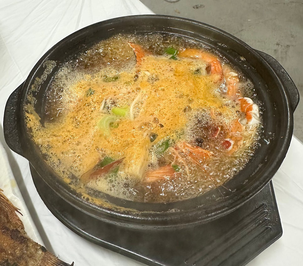 같은 사람이 찍은 꽃게 된장찌개입니다. 본인은 해물 맛이 가득하고 짜지 않아 좋았다고 적었습니다.