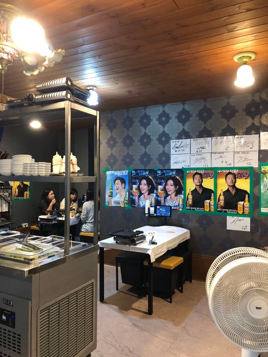teukbyul이 남긴 사진입니다. 야구 중계가 흐르는 TV와 흰 상보를 씌운 테이블들, 그리고 셀프바 옆 냉장고가 늘어선 또 다른 각도를 함께 찍었습니다.