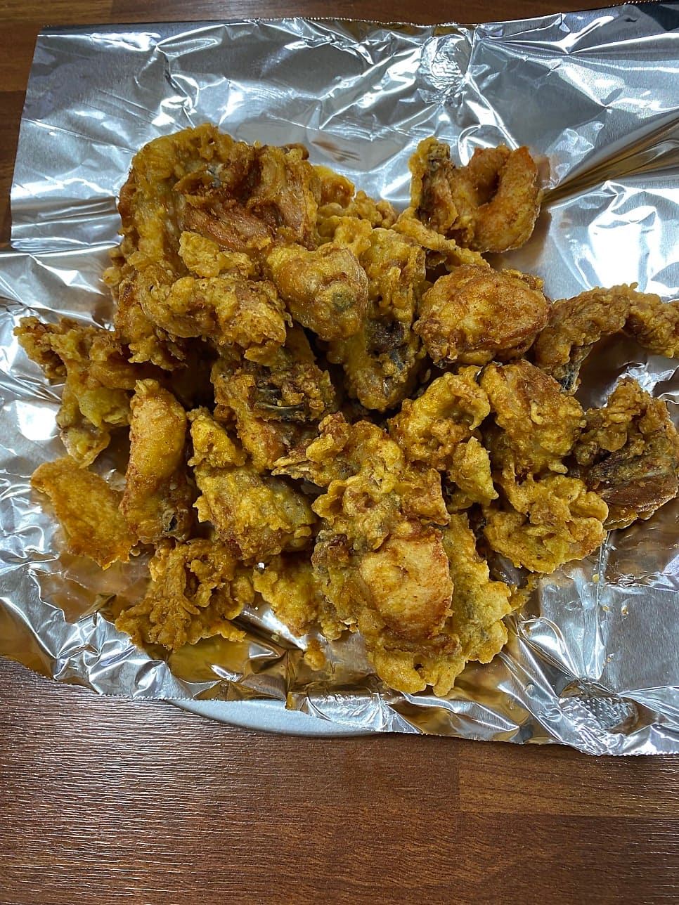 여러 번 다녀갔다는 pgs_foodtrip이 남긴 후라이드와 양념통닭입니다. 카레 향이 도는 후라이드와 참깨·청양고추를 올린 양념,