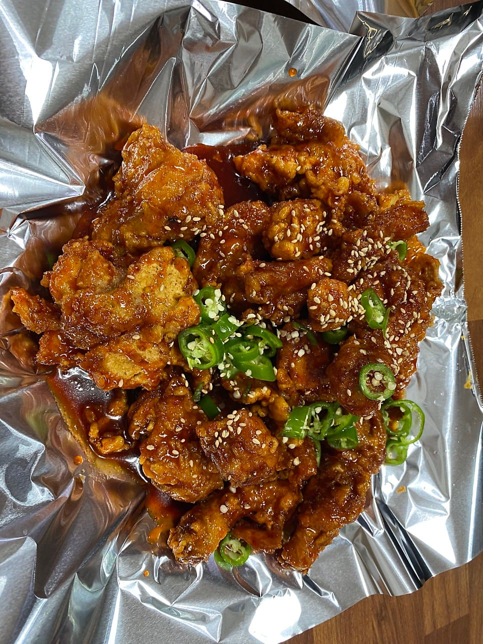 여러 번 다녀갔다는 pgs_foodtrip이 남긴 후라이드와 양념통닭입니다. 카레 향이 도는 후라이드와 참깨·청양고추를 올린 양념,