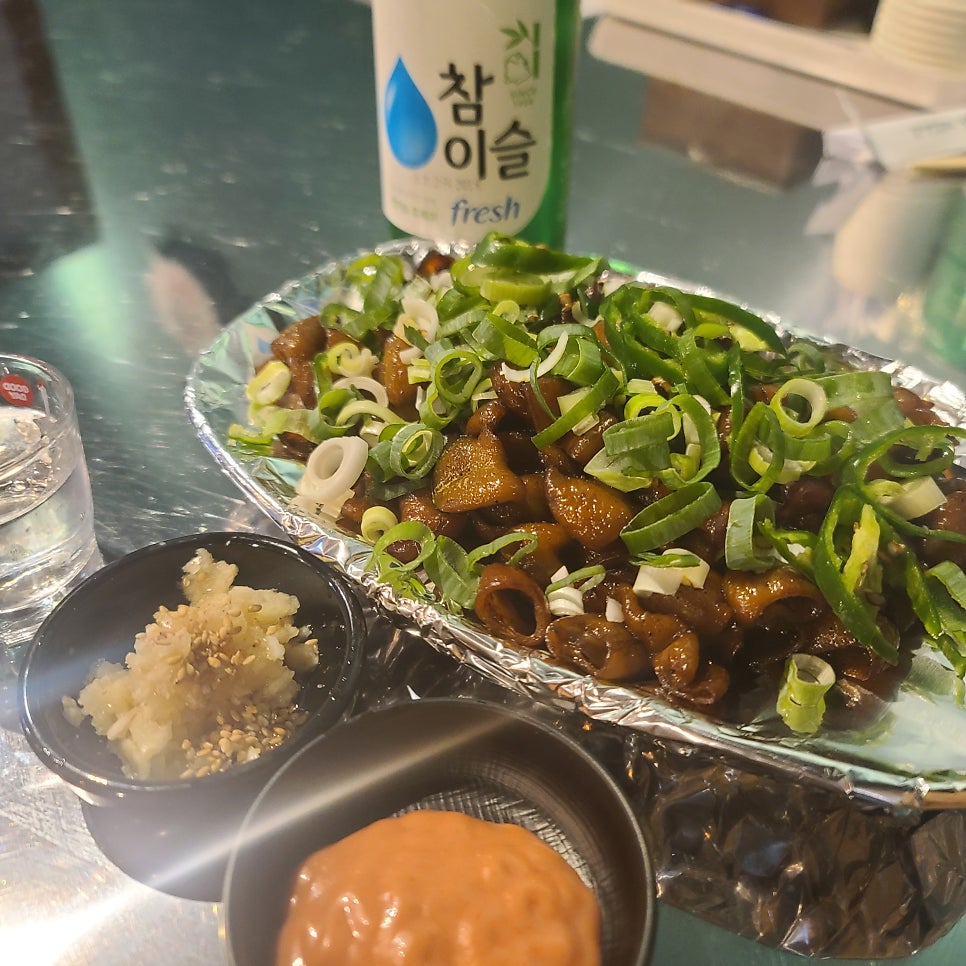 matdoris_가 남긴 사진입니다. 쪽파를 수북하게 얹은 곱창 안주와, 계란찜과 함께 차려진 테이블 한 상을 담았습니다. 야식으로 먹으니 더 맛있었다고,
