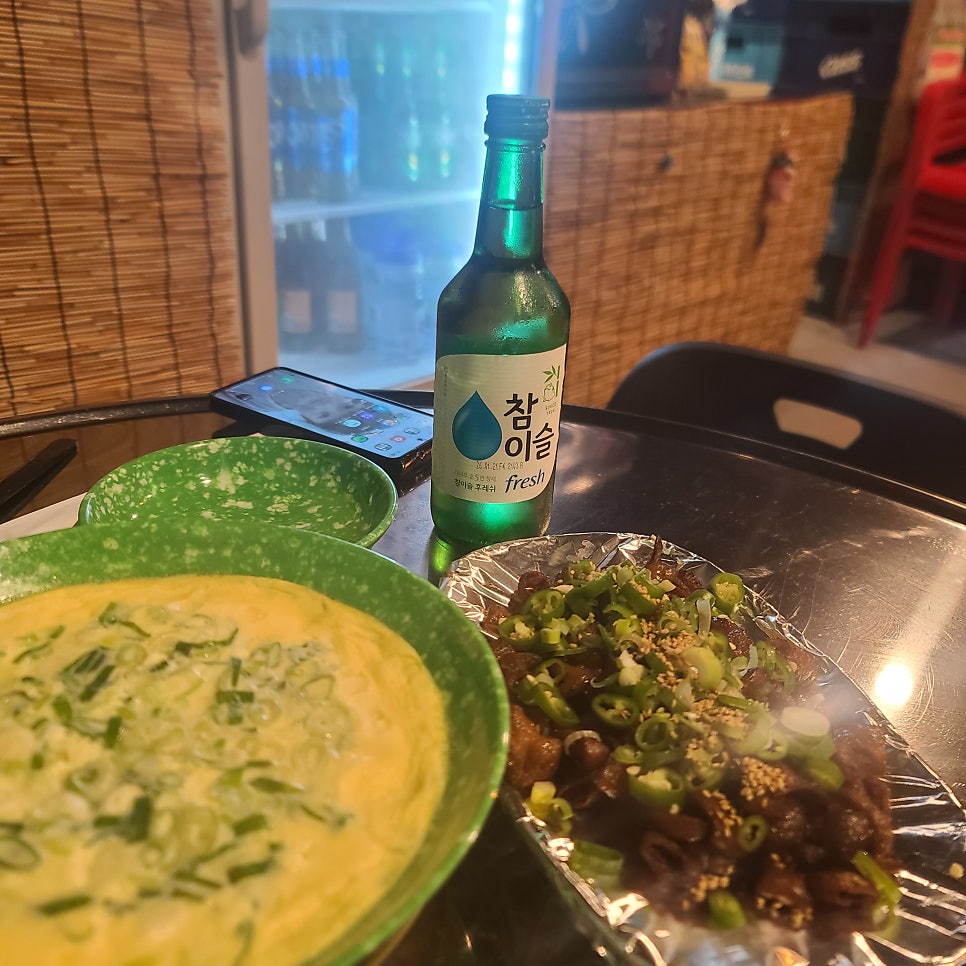 matdoris_가 남긴 사진입니다. 쪽파를 수북하게 얹은 곱창 안주와, 계란찜과 함께 차려진 테이블 한 상을 담았습니다. 야식으로 먹으니 더 맛있었다고,