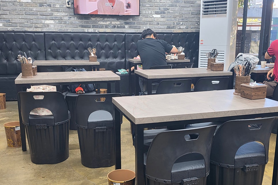 raaaam_2가 남긴 사진입니다. 빨간 문과 간판이 걸린 가게 외관과, 손님이 앉은 넓은 테이블 안쪽 자리를 함께 담았습니다.