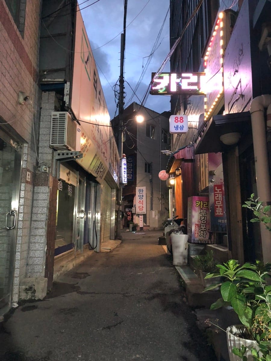 teukbyul이 찍은 88냉삼 앞 골목의 밤 풍경입니다. 네온 간판에 불이 들어온 좁은 골목의 저녁 공기를 담았습니다.