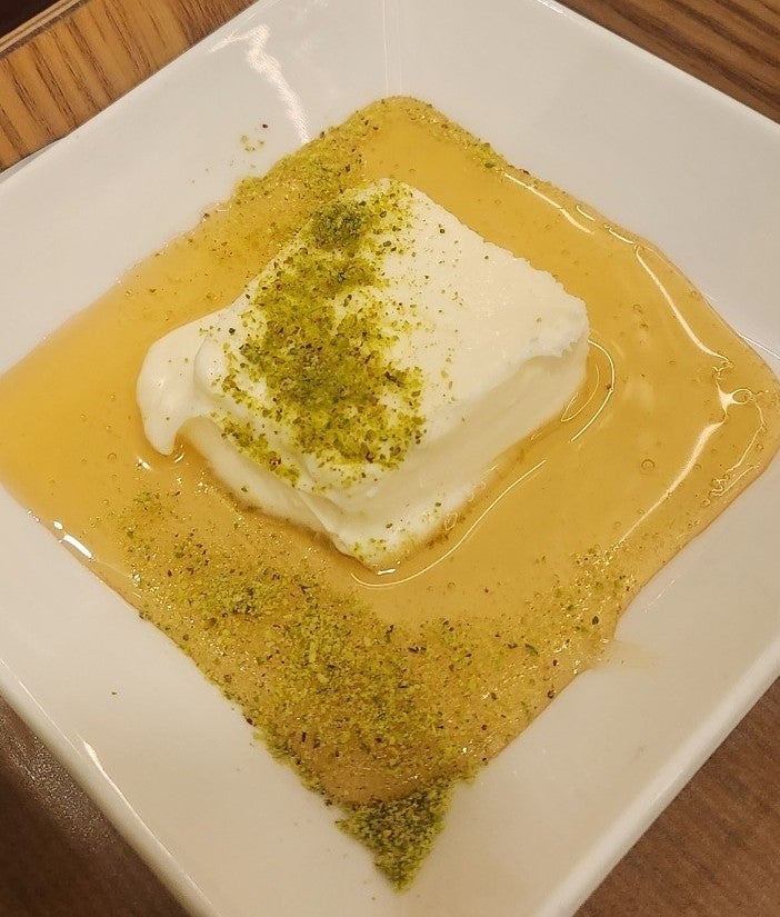 hun2736은 지금까지 먹어본 카이막 중 여기가 제일 맛있었다고 적었습니다. 사진에는 꿀이 듬뿍 둘린 하얀 카이막 한 덩어리와,