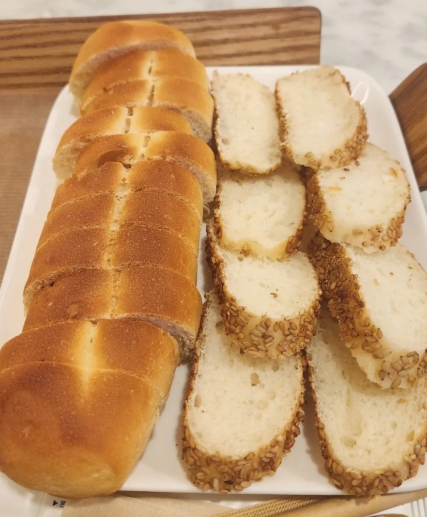 hun2736은 지금까지 먹어본 카이막 중 여기가 제일 맛있었다고 적었습니다. 사진에는 꿀이 듬뿍 둘린 하얀 카이막 한 덩어리와,